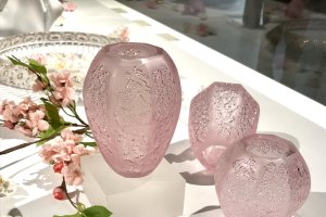3 vases en cristal rose