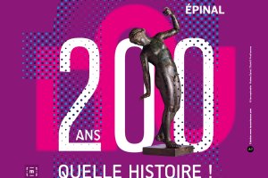Affiche de l'exposition "200 ans, quelle histoire !" qui représente une statue d'une figure en mouvement sur un fond coloré. On peut apercevoir au fond le symbole du logo du musée qui reprend les lignes architecturales caractéristiques du lieu avec son immense verrière de verre