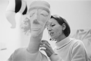 Moeschlin et Baur, Eva Aeppli parmi ses sculptures textiles © Droits réservés