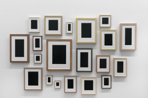Allan McCollum, Plaster Surrogates [Substituts en plâtre], 1985 © Allan McCollum / Photo : © Georges Meguerditchian - Centre Pompidou, MNAM-CCI /Dist. RMN-GP
