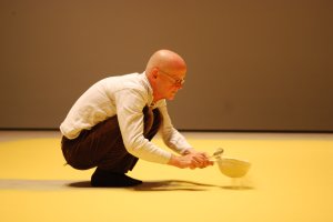 Der Künstler Wolfgang Laib mit seiner Arbeit Blütenstaub von Haselnuss