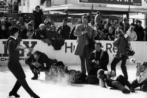Siegfried Kuhn (ganz links) und andere Fotografen in Aktion während der Eiskunstlauf Weltmeisterschaftskür von Gary Visconti in Davos, 22.-27.2.1966. Foto: unbekannt ©StAAG/RBA