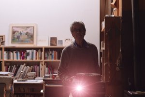 Franz Gertsch am Projektor. Szene aus dem Film