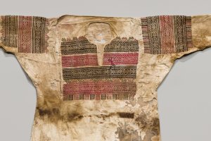 Tunic made of cotton with silk embroidery, Mount Lebanon, 13th century Direction Générale des Antiquités du Liban, inv. no. 116369 Photo: © Abegg-Stiftung, CH-3132 Riggisberg (Christoph von Viràg)