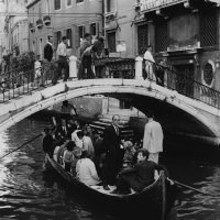 L‘enterrement de la Chose de Tinguely, Happening de Jean-Jacques Lebel, Venedig, 14. Juli 1960 © Cameraphoto, Venezia / Archives Lebel
