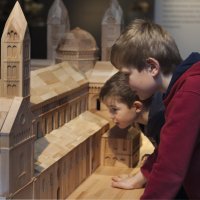 Children in front of the cathedral model. Photo: Historical Museum of the Palatinate/Peter Haag-Kirchner