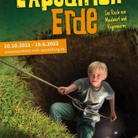Das Plakat zur Ausstellung zeigt einen Jungen, der zur einer Entdeckungsreise unter die Erde startet.