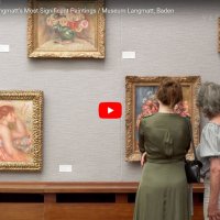 Zwei Besucherinnen vor den Gemälden des Malers Pierre-Auguste Renoir in der Gemäldegalerie des Museums Langmatt