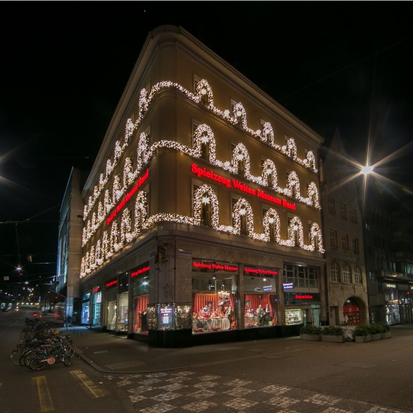 Fassade mit Weihnachtsbeleuchtung
