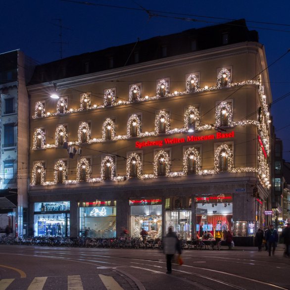 Weihnachtsbeleuchtung am Spielzeug Welten Museum Basel
