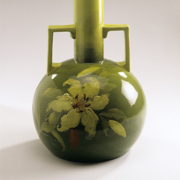 Bodenvase mit blühenden Lilien