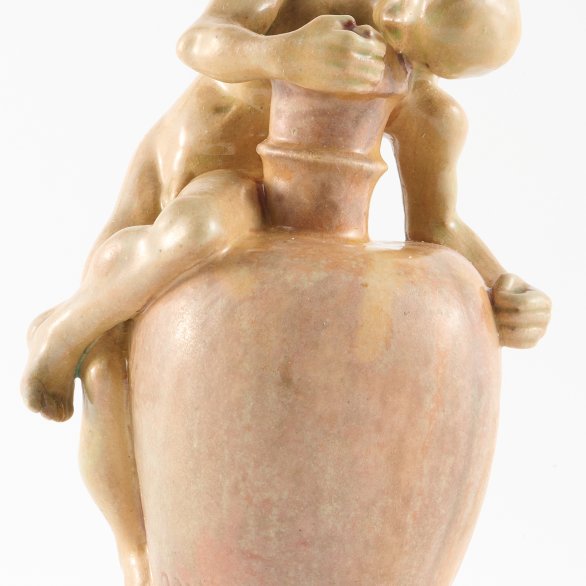 Henkelkrug mit Jünglingsfigur