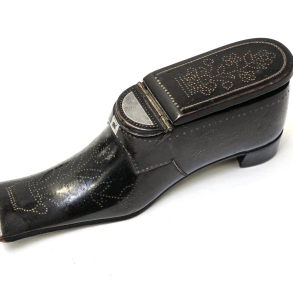 Tabatière en forme de chaussure, 1850, Musée historique de Bâle, © Photo: Philipp Emmel, Historisches Museum Basel