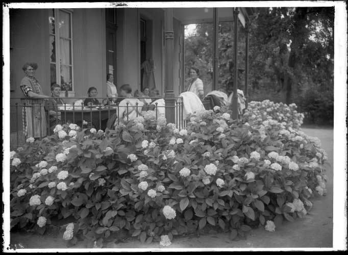 Terrace in front of a women's pavilion in the «Friedmatt», around 1930, photo archive UPK