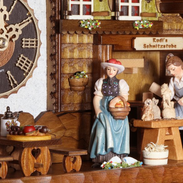 Schnitzerszene und Trachtenfrau in einer Kuckucksuhr