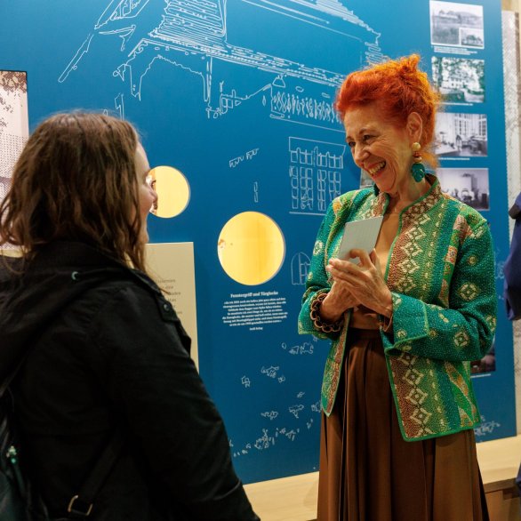 Leute reden in der Ausstellung