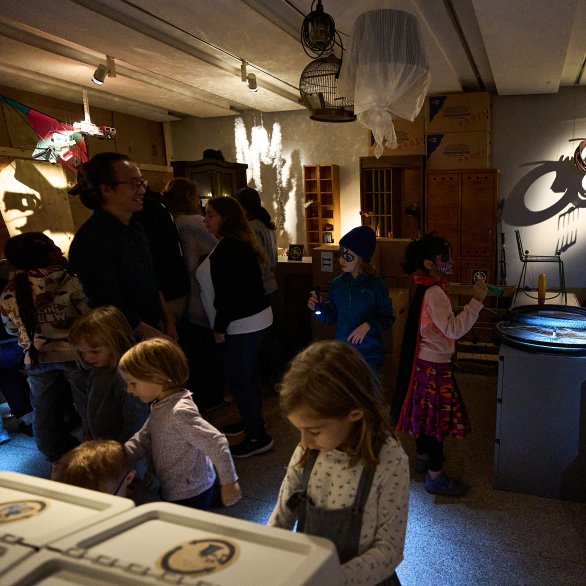 Besuchende in der Ausstellung "Monster". Foto: Benno Hunziker