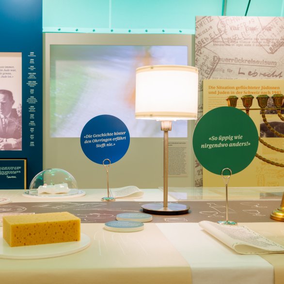 Einblick in die Sonderausstellung "Schabbes, Schnitzel, Mehrbettzimmer". Foto: Gaspard Weissheimer