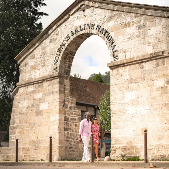 La porte monumentale de la Grande Saline