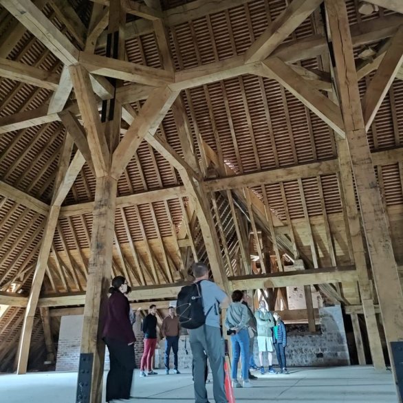 La charpente impressionnante de la Maison du Pardessus