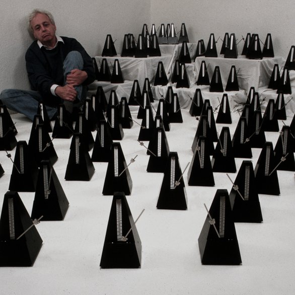 Ligeti pendant une exécution du Poème symphonique pour 100 métronomes, © Photo : Paul Sacher Stiftung, Basel