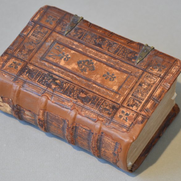 Ein Werk Melanchtons mit restauriertem Bucheinband