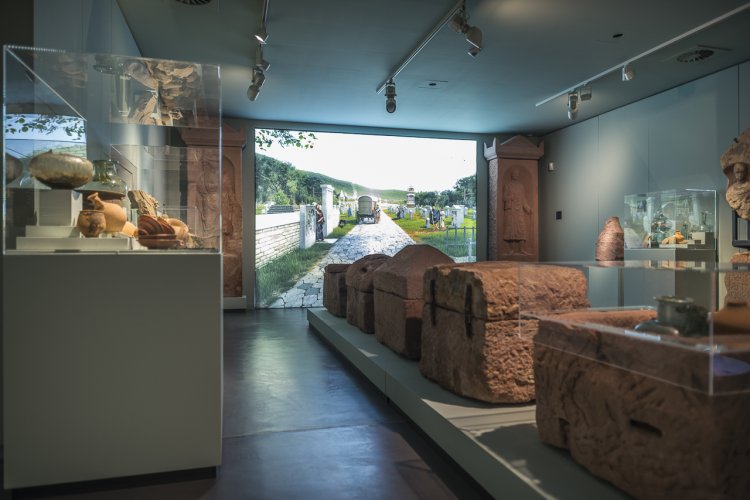 Ausstellungsraum zum römischen Gräberfeld im Kurpfälzischen Museum