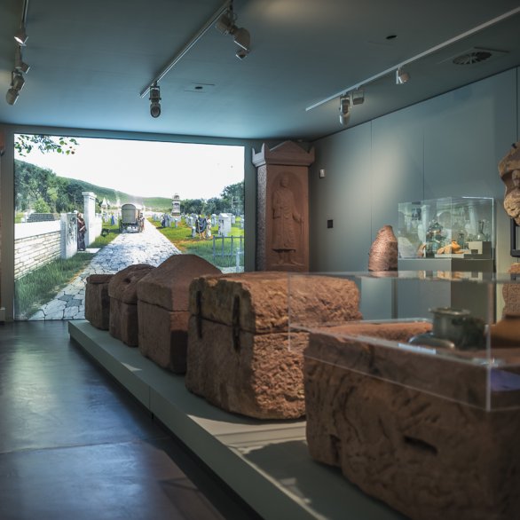 Ausstellungsraum zum römischen Gräberfeld im Kurpfälzischen Museum