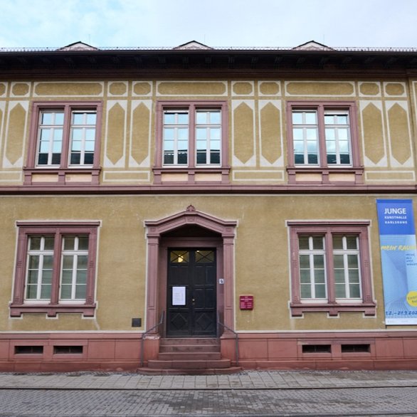 Außenansicht der Jungen Kunsthalle. Ein zweistöckiges Gebäude mit großer Eingangstüre.