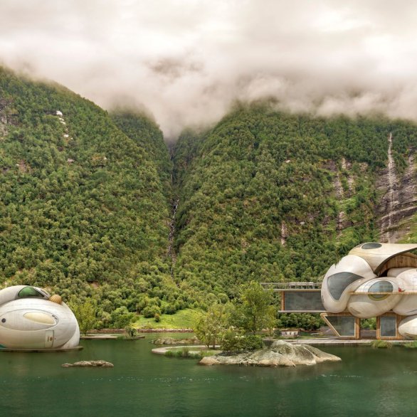 Das Bild zeigt eine idyllische Fjordlandschaft mit steilen, dicht bewaldeten Berghängen, deren Spitzen in dichte Wolken gehüllt sind. Im Vordergrund liegt ein ruhiger See, auf dem mehrere futuristisch-organisch geformte Gebäude schwimmen oder am Ufer stehen. Die Architektur erinnert an große, geschwungene Kapseln mit glatten, weißen Oberflächen und großen Panoramafenstern. Die Szene wirkt wie eine Mischung aus Naturidylle und moderner Sci-Fi-Architektur.