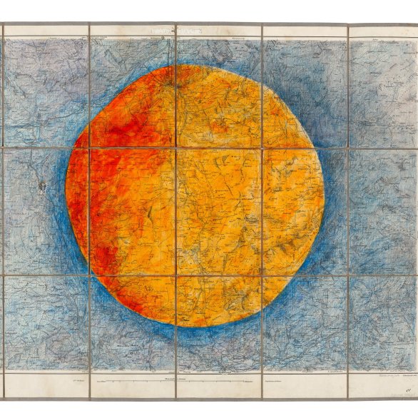Auf eine Landkarte ist ein blauer Hintergrund und eine große Orangene Kugel gezeichnet.