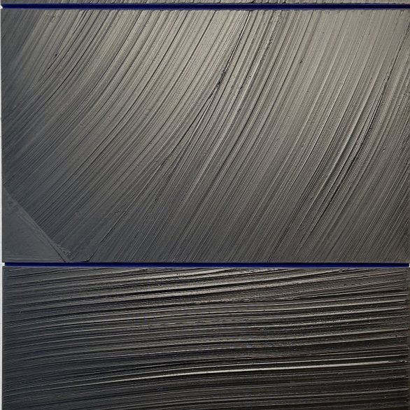 Abstraktes Gemälde von Pierre Soulages aus dem Jahr 1990, geprägt von breiten, strukturierten schwarzen Pinselstrichen auf einer länglichen Leinwand, die das Licht in verschiedenen Nuancen reflektieren.        ChatGPT fragen