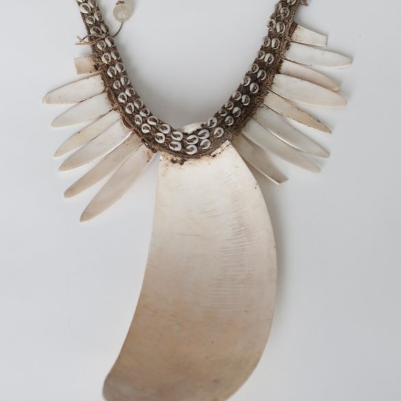 Brustbehang, Neuguinea  Sammlung Eva und Peter Herion, Foto Petra Jaschke Necklace, New Guinea, Eva and Peter Herion Collection, photo Petra Jaschke