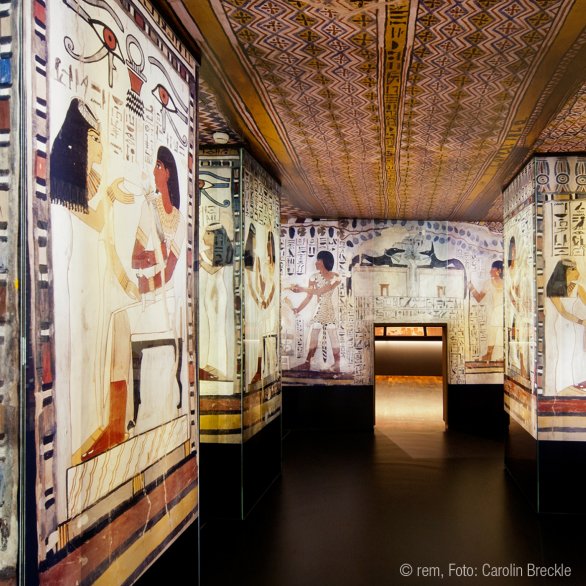 Blick in die originalgetreu rekonstruierte Grabkammer des Sennefer