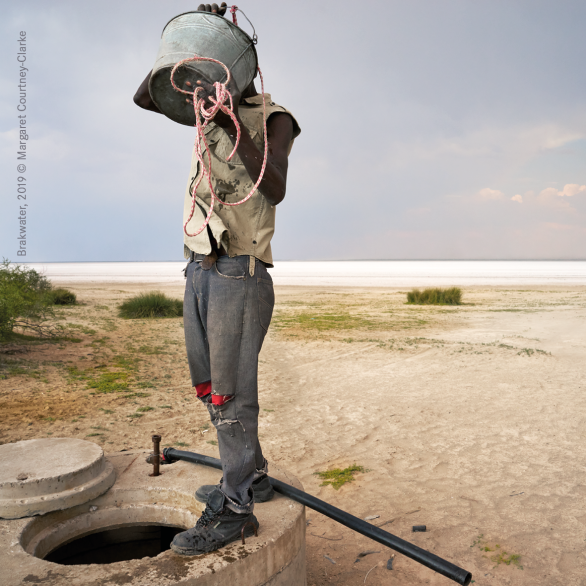 Plakatmotiv zur Ausstellung "Margaret Courtney-Clarke: Goegraphies of Drought"
