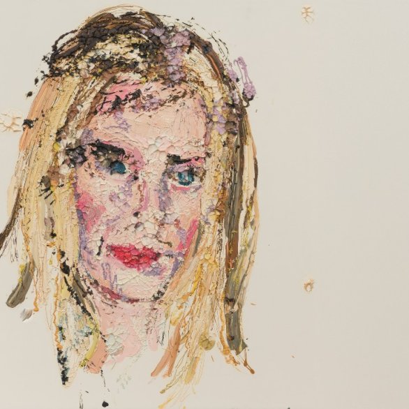 Das Bilde zeigt einen Blick in die Installation des Werkes Mothers leg's der Künstlerin Kaari Upson. An Drahtseil hängen baumstammartige Elemente von der Decke. Bei näherem betrachten, erinnern sie an ein Ausschnitt von Beinen mit Knien. Verfremdet wird die Darstellung durch das bunte Erscheinungsbild der Elemente.