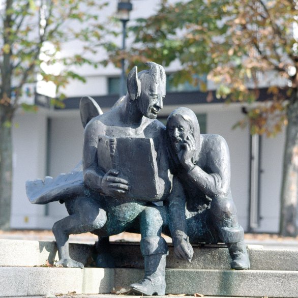 Abbildung: Ernemann F. Sander, Das Fabelwesen zeigt Simplicius das Simplicissimus-Buch, 1992, Foto © Rainer Wehrle