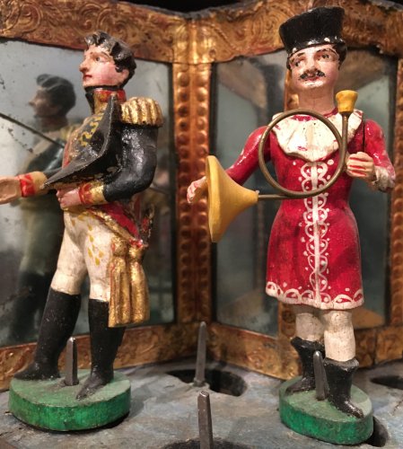 Ausschnitt einer Figurenbühne einer Drehorgel mit zwei Figuren