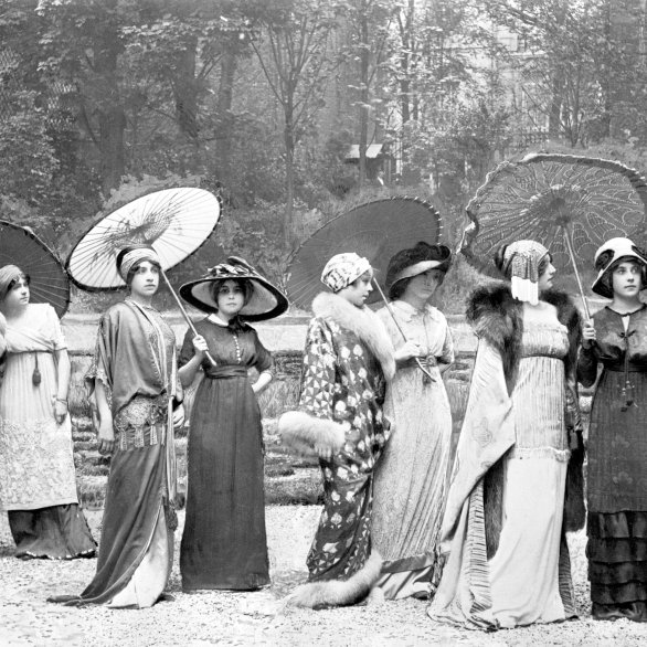 Paul Poiret’s mannequin parade in his garden in Paris, 1910 © Jean Sébastien Baschet L’Illustration, Foto: Henri Manuel