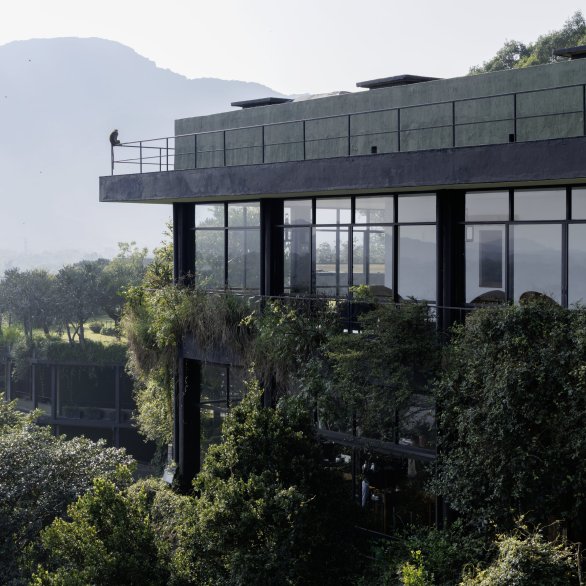 Außenansicht, Kandalama Hotel, Dambulla, Sri Lanka. Foto: Iwan Baan, 2026, © Iwan Baan