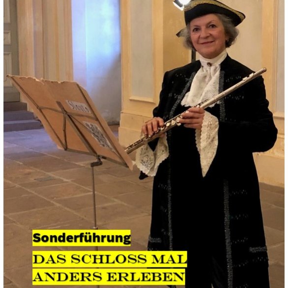 Kostümierte Referentin im Gartensaal