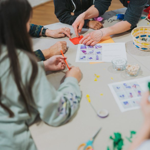 Kinder basteln am Tisch