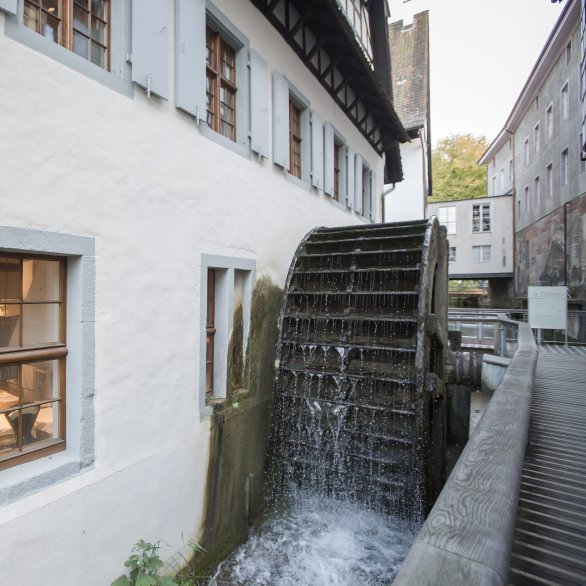 Museumseingang mit funktionierendem Mühlerad