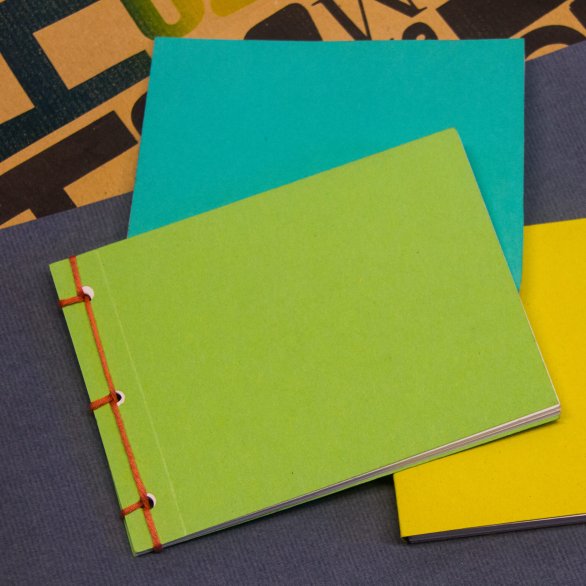 Drei farbige Hefte mit Japanbindung Drei farbige Hefte mit Japanbindung