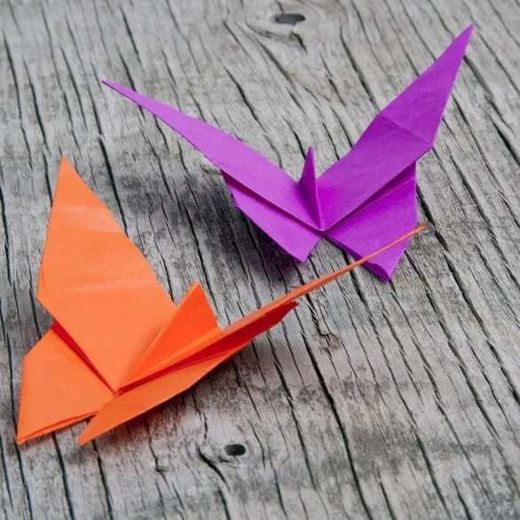 Gefaltene Schmetterlinge mit der Origami-Technik Gefaltene Schmetterlinge mit der Origami-Technik