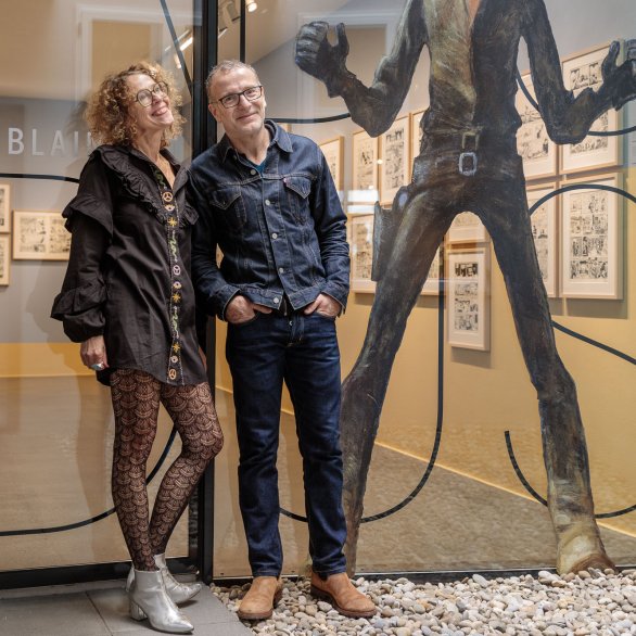 Anette Gehrig und Christophe Blain vor dem Eingang der Ausstellung