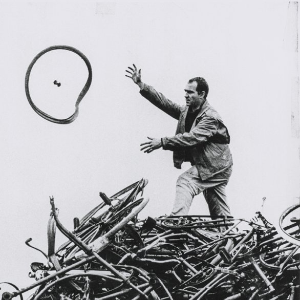 Jean Tinguely : Fatamorgana, Méta-Harmonie IV (détail), 1985,  420 x 1.250 x 220 cm Cadre en fer, roues en bois, morceaux de plastique, instruments de percussion, ampoules électriques, moteurs électriques © 2023 ProLitteris, Zurich; photo: Museum Tinguely Basel, Christian Bauer