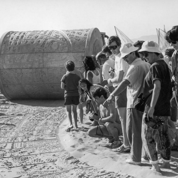 Carl Cheng, Documentation of Santa Monica Art Tool and its installation Walk on LA, Santa Monica State Beach, 1988. Courtesy the artist.