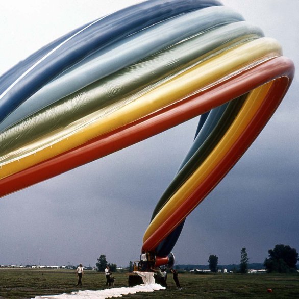 Otto Piene, Testinstallation Olypmpischer Regenbogen, 1972, St. Paul, MN, USA, 1. August 1972 © 2024 Pro Litteris, Zürich; Otto Piene Estate Foto: Jean Nelson, Otto Piene Archiv