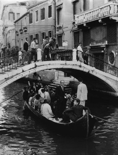 L‘enterrement de la Chose de Tinguely, Happening de Jean-Jacques Lebel, Venise, 14 juillet 1960 © Cameraphoto, Venise/ Archives Lebel